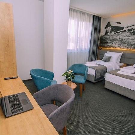 Hotel Salis トゥズラ エクステリア 写真